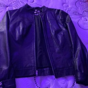 This is a women’s leather jacket. Worn only twice.